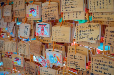 Tokyo, Japonya Haziran 28-2017: güzel ve küçük dua masalarda Toshogu tapınak. Ema çoğu için dilek Tokyo Şinto müminler tarafından kullanılan küçük ahşap plaket