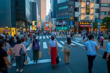 Tokyo, Japonya Haziran 28-2017: kimliği belirsiz kişi Ikebukuro Tokyo bölge metropolis, yaya geçidi kullanarak karşıya Japonya. Başkenti ve en kalabalık şehri Tokyo metropol olduğunu