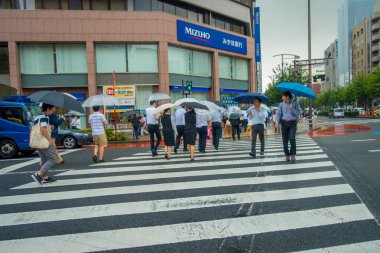 Tokyo, Japonya Haziran 28-2017: zebra geçiş Jimbocho sokak üzerinde şemsiye altında kimliği belirsiz kişi içinde bulunduğu Tokyo bölge