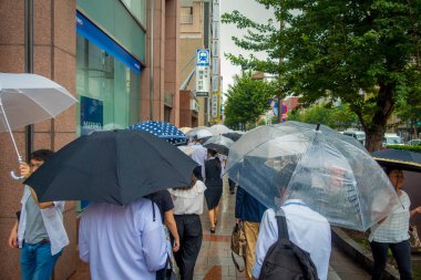 Tokyo, Japonya Haziran 28-2017: kimliği belirsiz kişi şemsiyelerle Jimbocho kaldırıma yağmur altında yürümek içinde bulunduğu Tokyo bölge