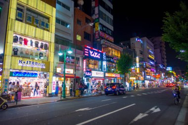 Tokyo, Japonya Haziran 28-2017: yürüyüş ve güzel ünlü Kabukicho kırmızı ışık bölge zevk kimliği belirsiz kişi, Tokyo'da bulunan büyük binaları ve reklamlar gece, çevreleyen