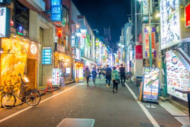 Tokyo, Japonya Haziran 28-2017: tanımlanamayan insanlar güzel ünlü Kabukicho kırmızı ışık bölge, Tokyo'da bulunan büyük binaları ve reklamlar, çevreleyen