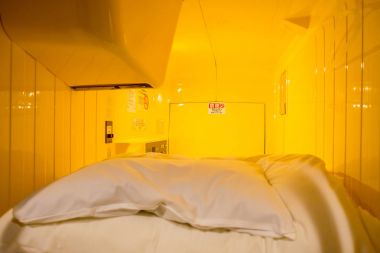 Tokyo, Japonya Haziran 28-2017: şehir merkezinde kapsül otelinin iç görünüm. Kapsül otel daha az pahalı Tokyo'da çok ünlü yapılardır