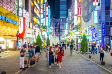 Tokyo, Japonya Haziran 28-2017: tanımlanamayan insanlar güzel ünlü Kabukicho kırmızı ışık bölge, Tokyo'da bulunan büyük binaları ve reklamlar, çevreleyen