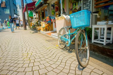 Tokyo, Japonya Haziran 28-2017: eski paslı Bisiklet Komachi-dori sokakta Tokyo Japonya Kamakura antik şehir, Kamakura ile tarihi restoranları ve moda şık bir sokakta