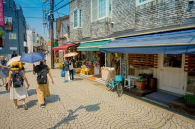Tokyo, Japonya Haziran 28-2017: kimliği belirsiz kişi Komachi-dori Street, Tokyo Japonya Kamakura antik şehir, Kamakura ile tarihi restoran ve şık şık bir sokakta yürüme 