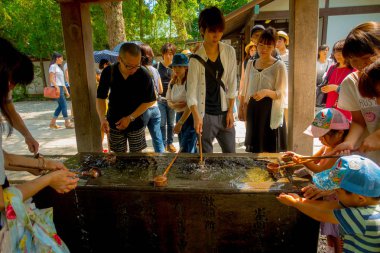 Tokyo, Japonya Haziran 28-2017: lavabo ve tapınak girmeden önce insanların el ve ağız yıkama Ausleger kimliği belirsiz kişi Kamakura, Japonya, Kotokuin Tapınağı'nda