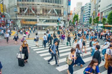 Tokyo, Japonya Haziran 28-2017: tanımlanamayan yayalar Shibuya, Tokyo, Japonya geçerken. Ünlü kapış yaya geçidi 2.5 milyondan fazla kişi tarafından her gün kullanılan