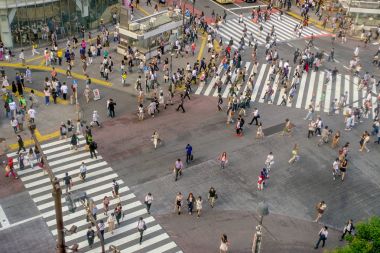 Tokyo, Japonya Haziran 28-2017: Top Shibuya sokak, Tokyo Ginza bölgesinde dünyanın en yoğun crosswalks geçiş Kişilik kalabalık görünümünü