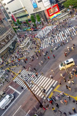 Tokyo, Japonya Haziran 28-2017: Top Shibuya sokak, Tokyo Ginza bölgesinde dünyanın en yoğun crosswalks geçiş Kişilik kalabalık görünümünü