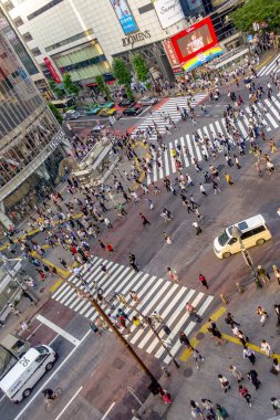 Tokyo, Japonya Haziran 28-2017: Top Shibuya sokak, Tokyo Ginza bölgesinde dünyanın en yoğun crosswalks geçiş Kişilik kalabalık görünümünü