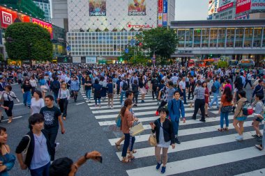 Tokyo, Japonya Haziran 28-2017: tanımlanamayan yayalar Shibuya, Tokyo, Japonya geçerken. Ünlü kapış yaya geçidi 2.5 milyondan fazla kişi tarafından her gün kullanılan