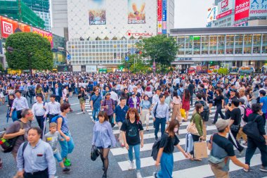 Tokyo, Japonya Haziran 28-2017: tanımlanamayan yayalar Shibuya, Tokyo, Japonya geçerken. Ünlü kapış yaya geçidi 2.5 milyondan fazla kişi tarafından her gün kullanılan