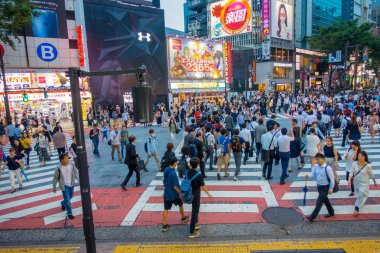 Tokyo, Japonya Haziran 28-2017: tanımlanamayan yayalar Shibuya, Tokyo, Japonya geçerken. Ünlü kapış yaya geçidi 2.5 milyondan fazla kişi tarafından her gün kullanılan