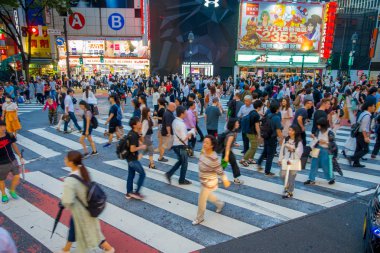 Tokyo, Japonya Haziran 28-2017: Shibuya, Tokyo, Japonya geçerken kimliği belirsiz kişi. Ünlü kapış yaya geçidi 2.5 milyondan fazla kişi tarafından her gün kullanılan