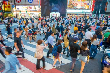 Tokyo, Japonya Haziran 28-2017: kalabalık alışveriş caddesi yakınlarında Shibuya insan dururken, Tokyos en renkli ve meşgul ilçeleri, alışveriş, yemek ve gece kulüpleri ile Paketli biridir