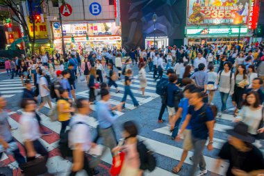 Tokyo, Japonya Haziran 28-2017: Shibuya, Tokyo, Japonya geçerken kimliği belirsiz kişi. Ünlü kapış yaya geçidi 2.5 milyondan fazla kişi tarafından her gün kullanılan
