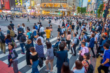 Tokyo, Japonya Haziran 28-2017: Shibuya, Tokyo, Japonya geçerken kimliği belirsiz kişi. Ünlü kapış yaya geçidi 2.5 milyondan fazla kişi tarafından her gün kullanılan