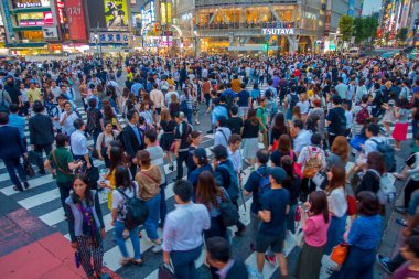 Tokyo, Japonya Haziran 28-2017: Shibuya, Tokyo, Japonya geçerken kimliği belirsiz kişi. Ünlü kapış yaya geçidi 2.5 milyondan fazla kişi tarafından her gün kullanılan