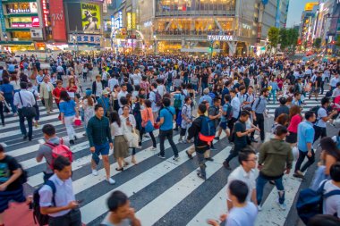Tokyo, Japonya Haziran 28-2017: Shibuya, Tokyo, Japonya geçerken kimliği belirsiz kişi. Ünlü kapış yaya geçidi 2.5 milyondan fazla kişi tarafından her gün kullanılan