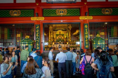 Tokyo, Japonya Haziran 28-2017: Budist tapınağı Sensoji Tokyo, Japonya'da yürürken insan kalabalığı. Sensoji Tapınağı Asakusa alanında Tokyo en eski tapınağıdır
