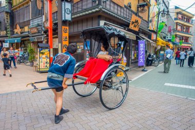 Tokyo, Japonya Haziran 28-2017: turist rides bir çekçek Sensoji Asakusa Kannon Tapınağı, Tokyo, Japonya. Rickshaws bir turistik Asakusa bölgedeki Tokyo bulunmaktadır