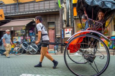 Tokyo, Japonya Haziran 28-2017: turist rides bir çekçek Sensoji Asakusa Kannon Tapınağı, Tokyo, Japonya. Rickshaws bir turistik Asakusa bölgedeki Tokyo bulunmaktadır