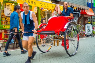 Tokyo, Japonya Haziran 28-2017: turist rides bir çekçek Sensoji Asakusa Kannon Tapınağı, Tokyo, Japonya. Rickshaws bir turistik Asakusa bölgedeki Tokyo bulunmaktadır