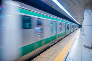 Tokyo, Japonya Haziran 28-2017: bulanık tren arrivinbg platformu Kiba metro istasyonunun Tokyo. 5 dakikada bir gün süre içinde Tren kalkıyor