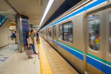 Tokyo, Japonya Haziran 28-2017: kimliği belirsiz kişiler tren platformu Kiba metro istasyonunun Tokyo için bekleyen. 5 dakikada bir gün süre içinde Tren kalkıyor