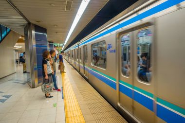 Tokyo, Japonya Haziran 28-2017: kimliği belirsiz kişiler tren platformu Kiba metro istasyonunun Tokyo için bekleyen. 5 dakikada bir gün süre içinde Tren kalkıyor