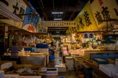 Tokyo, Japonya Haziran 28-2017: deniz ürünleri Balık pazarı Tsukiji Tokyo Japonya, Tsukiji pazarı toptan satışa dünyanın en büyük toptan balık ve deniz ürünleri pazarı olduğunu