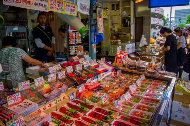 Tokyo, Japonya Haziran 28-2017: satış ve Tsukiji Balık pazarı, plastik kutular içinde toptan Tokyo Japonya Paketli deniz ürünleri satın alma kimliği belirsiz, Tsukiji Market en büyük toptan balık kişidir