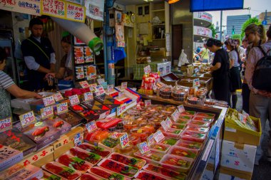 Tokyo, Japonya Haziran 28-2017: satış ve Tsukiji Balık pazarı, plastik kutular içinde toptan Tokyo Japonya Paketli deniz ürünleri satın alma kimliği belirsiz, Tsukiji Market en büyük toptan balık kişidir