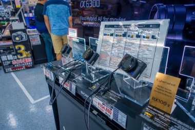 Tokyo, Japonya Haziran 28-2017: muhtelif kameralar ve objektifler Yodobashi kamera mağaza içinde. Esas olarak Japonya'da 21 mağazasıyla elektronik ürünleri satan bir mağazanın Yodobashi kamera olduğunu