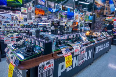 Tokyo, Japonya Haziran 28-2017: muhtelif kameralar ve objektifler Yodobashi kamera mağaza içinde. Esas olarak Japonya'da 21 mağazasıyla elektronik ürünleri satan bir mağazanın Yodobashi kamera olduğunu