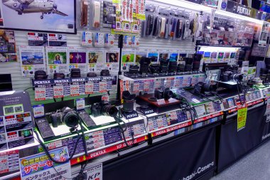 Tokyo, Japonya Haziran 28-2017: muhtelif kameralar ve objektifler Yodobashi kamera mağaza içinde. Esas olarak Japonya'da 21 mağazasıyla elektronik ürünleri satan bir mağazanın Yodobashi kamera olduğunu