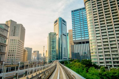 Tokyo, Japonya Haziran 28-2017: mavi açık güneşli gökyüzü altında Odaiba, Minato, Tokyo Yurikamome satırının yükseltilmiş demiryolu seyahat eden bir tren toplayan