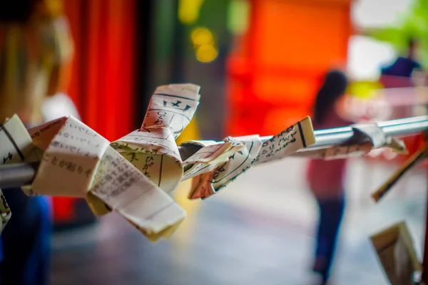 Tranches de papier enroulées autour d'une structure métallique dans le temple Asakusa — Photo