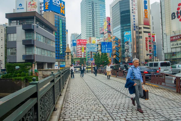 東京都 6 月 28 から 2017 年: 東京都に地区の秋葉原を歩いて正体不明の人々。地区の主要なショッピング エリアは、電子、コンピューター、アニメ、ゲーム — ストック写真