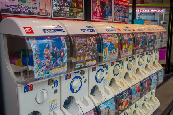 Tokyo, Japan juni 28-2017: Capsule speelgoed automaat of Gashapon in Japanse taal gelegen in Tokyo district Akihabara — Stockfoto