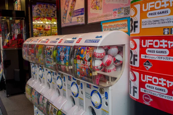 TOKIO, JAPÓN 28 DE JUNIO - 2017: Máquina expendedora de cápsulas y juguetes o Gashapon en idioma japonés ubicada en el distrito de Akihabara en Tokio — Foto de Stock