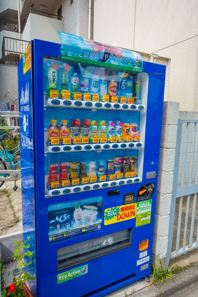 TOKIO, JAPÓN -28 JUN 2017: Dispensador automático de refrescos localizado en el centro de Tokio — Foto de Stock