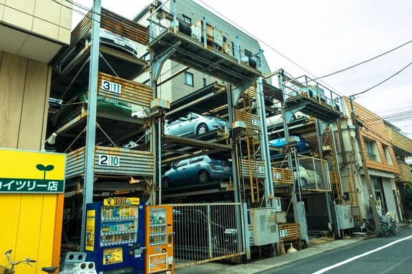 TOKYO, JAPÓN -28 JUN 2017: Un sistema automatizado de estacionamiento de varios pisos. Los sistemas automáticos de aparcamientos de varios pisos permiten optimizar el espacio en ciudades concurridas de Tokio — Foto de Stock