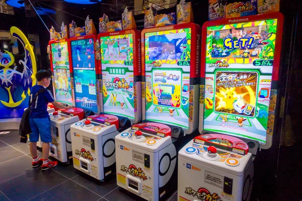 Tokyo, Japan juni 28-2017: kapsel-leksak Varuautomat eller Gashapon i japanska språket ligger i Akihabara distriktet i Tokyo — Stockfoto