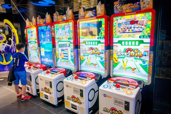 Tokyo, Japan juni 28-2017: Capsule speelgoed automaat of Gashapon in Japanse taal gelegen in Tokyo district Akihabara — Stockfoto