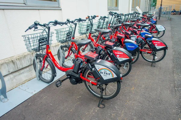 TOKIO, JAPÓN 28 DE JUNIO - 2017: Las bicicletas compartidas están alineadas en las calles de Tokio. Minato Bicycle Sharing, patrocinado por Docomo, fue lanzado en octubre de 2014, ubicado en la ciudad de Tokio — Foto de Stock