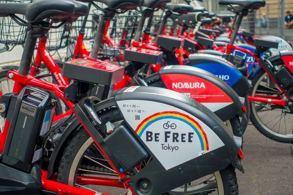 ТОКИО, ЯПОНИЯ 28 - 2017: Общие велосипеды выстроены на улицах Токио. Minato Bicycle Sharing, спонсируемая Docomo, была запущена в октябре 2014 года в городе Токио — стоковое фото