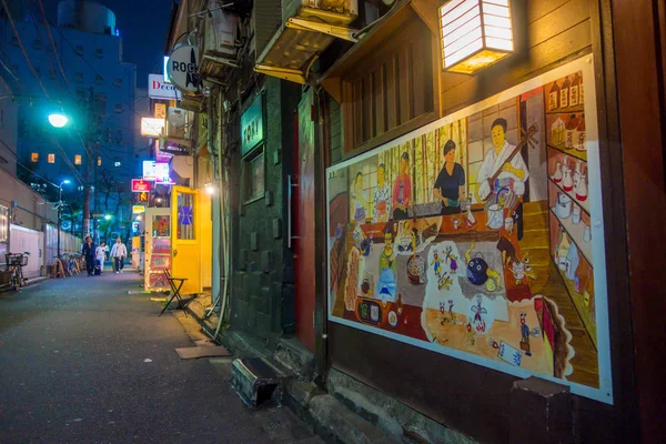 TOKYO, JAPAN JUNE 28 - 2017: Batang jalan tradisional di Shinjuku Golden Gai. Golden gai terdiri dari 6 gang kecil dengan 200 bar kecil dan atmosfer abad ke-20, terletak di Tokyo — Stok Foto