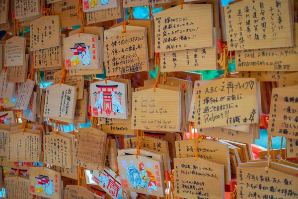 Tokyo, japan 28. juni - 2017: schöne und kleine betttische im toshogu-schrein. ema sind kleine Holztafeln, die von Schienbeinschoner-Gläubigen in Tokio für Wünsche verwendet werden — Stockfoto